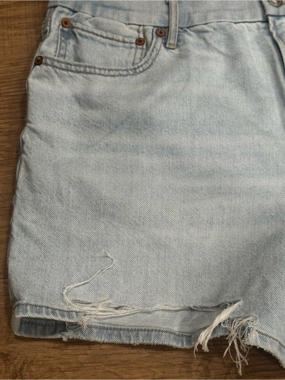 NWT American Eagle Curvy Relaxed High-Rise Denim Shorts Light Wash Size 14 (32W) - Picture 3 of 6